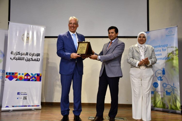 وزير الرياضة يشهد تخريج الدفعة الثانية من المتدربين ببرنامج «تيسين كروب»
