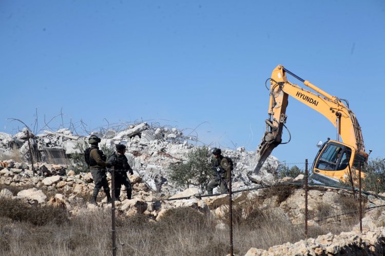قوات الاحتلال تهدم منزلا فلسطينيا في بلدة العيسوية