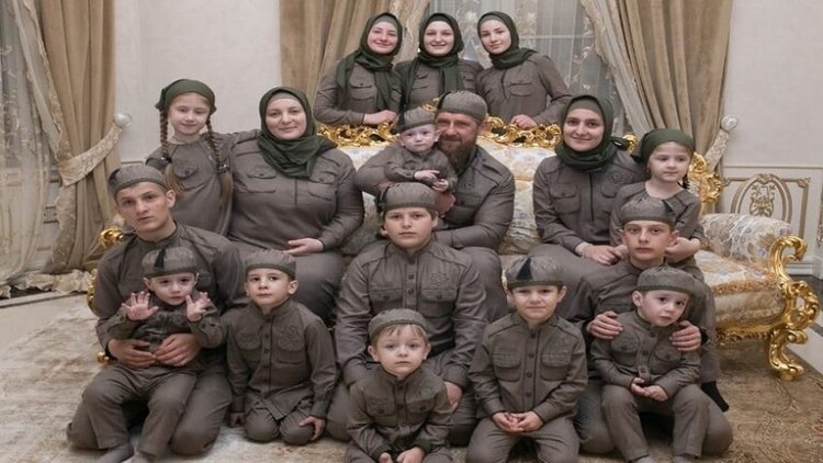إنفوجراف.. رمضان قديروف.. من عدو روسيا الأول إلى فتى بوتين المدلل