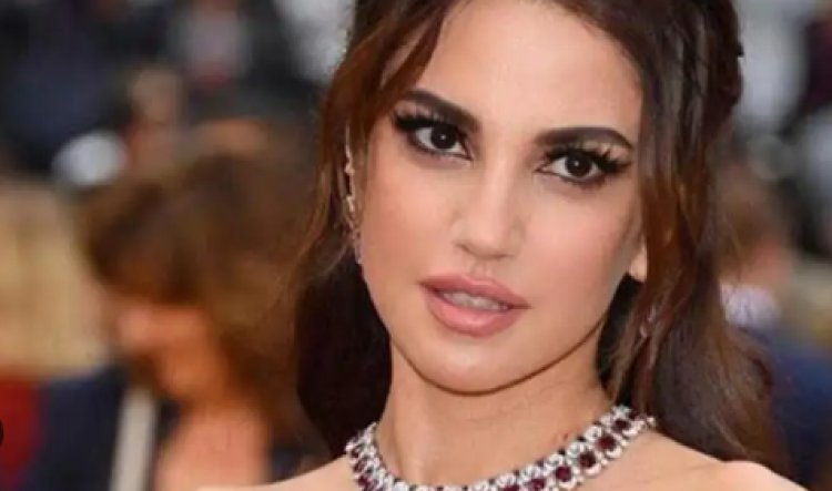 درة تخطف الأنظار بفستان جذاب في أحدث ظهور لها