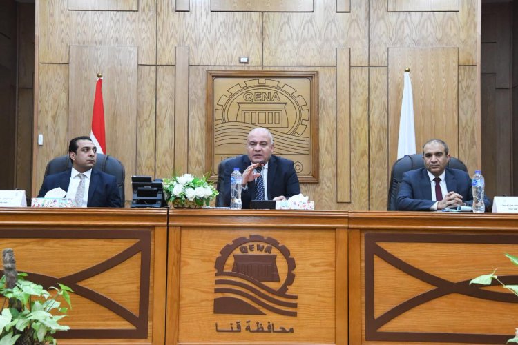 محافظ قنا يلتقي بملاك وحدات الطعام المتنقلة