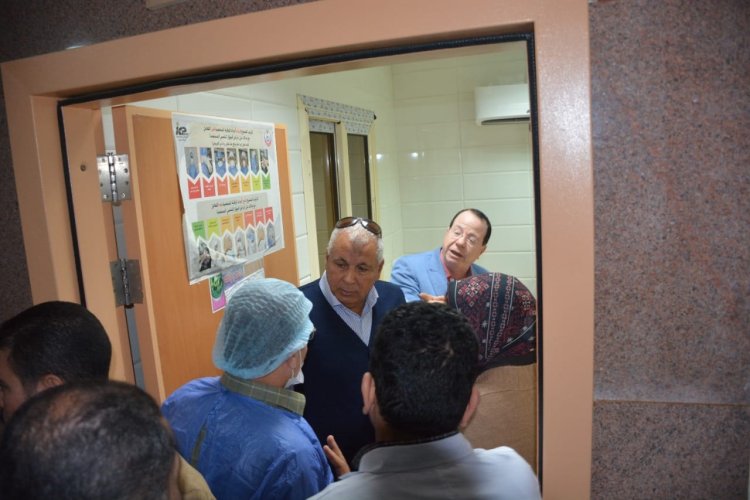 محافظ الوادي الجديد يطمئن على الخدمات الطبية بوحدة الأورام بمستشفى الخارجة التخصصي
