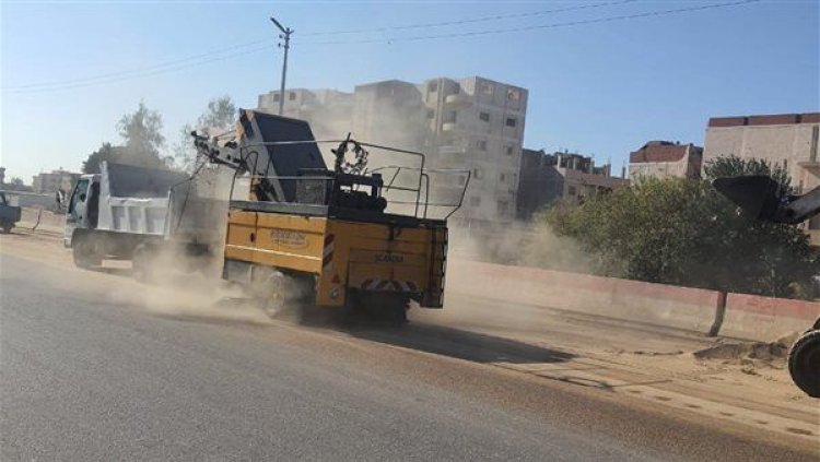 حملة نظافة عامة ورفع أتربة بشوارع حيِّ أول الإسماعيلية