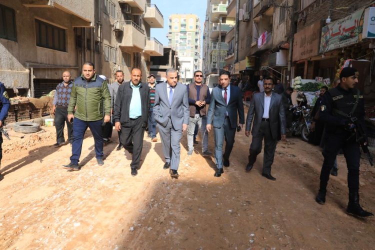 محافظ سوهاج يتفقد أعمال الرصف بعدد من شوارع حي شرق