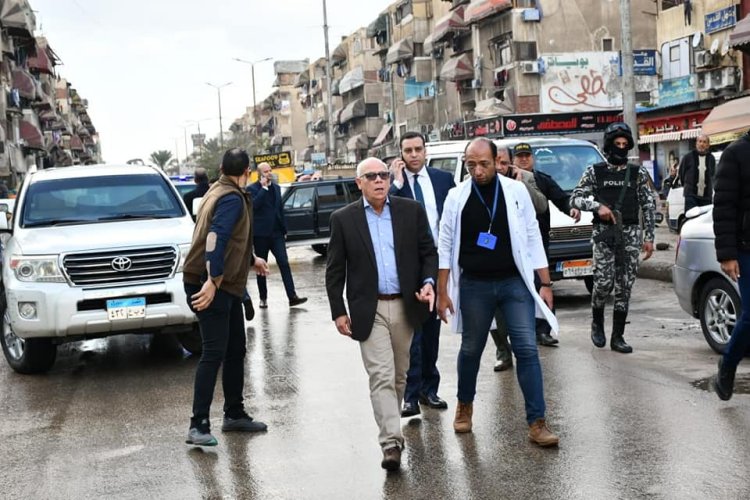 محافظ بورسعيد يوجه بإزالة الإشغالات و تكثيف أعمال النظافة بمحيط مستشفى الزهور