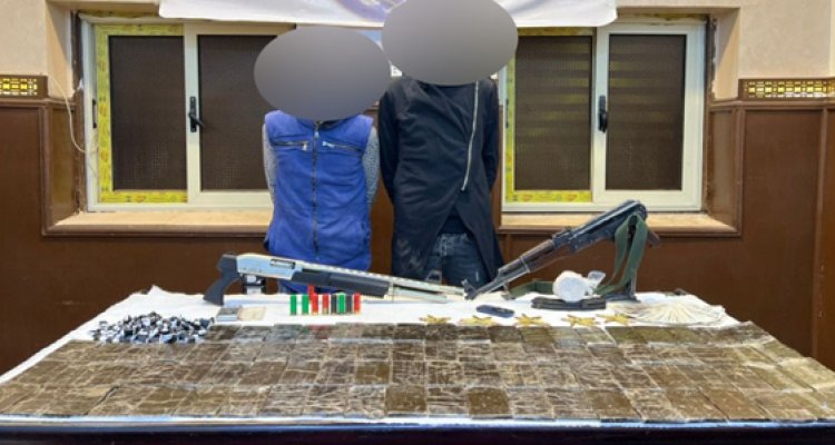 القبض على مسجلى خطر بحوزتهما 11 كيلو حشيش و104 لفافة هيروين بأشمون