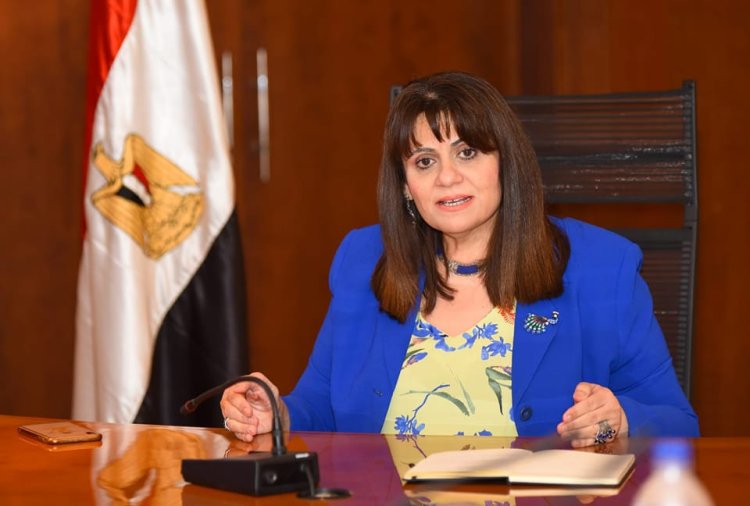 وزيرة الهجرة تتابع حالات المصريين المصابين في انفجار سفينة على الحدود التركية