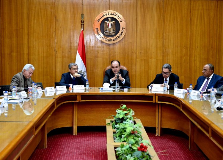 وزير التجارة يؤكد التزام التجار والصناع بالحفاظ على وفرة المعروض من السلع الاستهلاكية وتحقيق استقرار في الأسعار