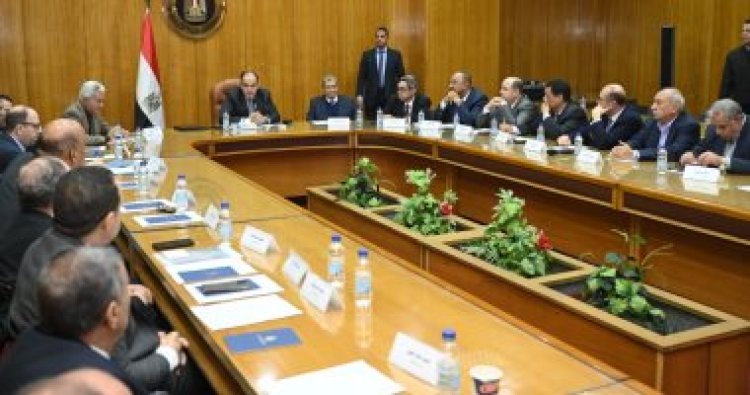 وزير الصناعة يلتقي برؤساء الغرف التجارية ويؤكدون توفير السلع بأسعار مناسبة