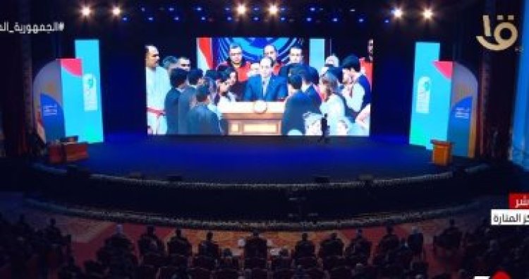 الرئيس السيسي يشاهد فيلم تسجيلي بعنوان «3 سنين قادرون باختلاف»