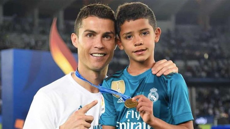 ديلي ميل: نجل رونالدو يعود إلى أكاديمية ريال مدريد