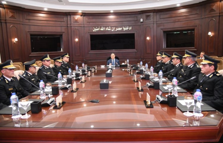 وزير الداخلية يجتمع بمساعديه لاستعراض خطة تأمين احتفالات أعياد الميلاد