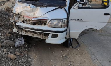 إصابة 13 شخصًا في حادث انقلاب سيارة ميكروباص أعلى الطريق الصحراوي