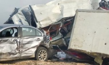 مصرع  وإصابة 12  آخرين بسبب حادث تصادم 3 سيارات بالطريق الأوسطى 