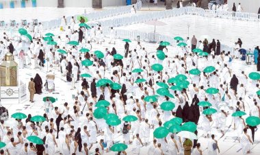 شؤون الحرمين تُوزّع المظلات على المعتمرين والزوار والعاملين بالمسجد الحرام