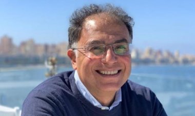 بعد هجوم شريف عامر.. الروائي الشهير أشرف العشماوي يُدافع عن أحمد خالد توفيق