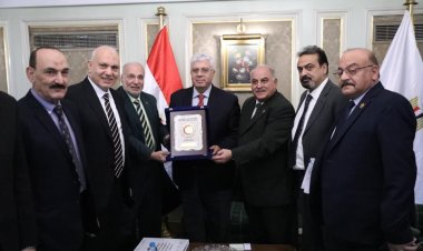 وزير التعليم العالي يلتقي النقيب العام لنقابة العلاج الطبيعي لمناقشة سبل التعاون