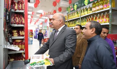 ضمن جولاته المستمرة علي الأسواق .. محافظ قنا يفاجئ عدد من المجمعات الإستهلاكية