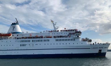 شاهد|  صول أكبر مكتبة عائمة في العالم إلى ميناء بورسعيد