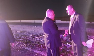 رفع سيراميك متساقط من إحدى السيارات بطريق الزعفرانة