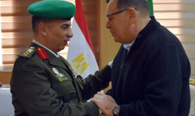 قائد الفرقة السادسة المدرعة يُهنئ محافظ الشرقية بالعام الميلادي الجديد