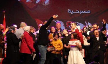 الخطيب يكرّم فريق ذوى الهمم بالنادي الأهلي بعد العرض المسرحي «إحنا بالألوان.. إحنا بالأمل»