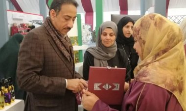 السفير العماني بالقاهرة يزور المعرض العربي للأسر المنتجة بيت العرب