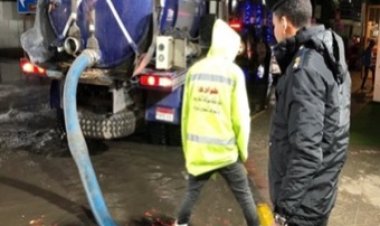 جهود مكثفة لرجال الشرطة لمساعدة المواطنين فى مواجهة الطقس السيئ