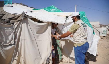 مركز الملك سلمان للإغاثة يوزّع 5.055 كرتوناً من التمور للنازحين في مخيم السويداء بمأرب