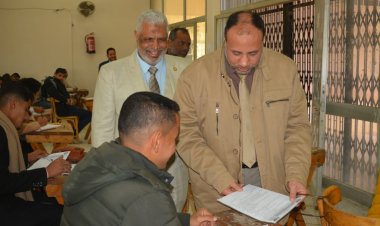 نائب رئيس جامعة الأزهر للوجه القبلي يتفقد الامتحانات بمجمع الكليات الشريعة بأسيوط