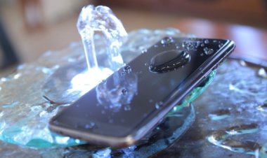 9 أشياء تجنبها عند سقوط هاتفك الذكى في المياه