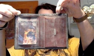 بعد 40 عاماً..امرأة تستعيد محفظتها الضائعة في الكنيسة