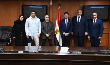 وزير الرياضة يشهد مراسم توقيع عقود تسويق لاعب رفع الأثقال محمود حسني