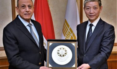 وزير الطيران يبحث مع السفير الصينى تعزيز التعاون المشترك فى مجال النقل الجوى