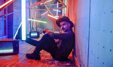 متعب الشعلان في حيرة وشك بأغنيته الجديدة «دايم أسأل»