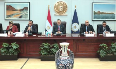 وزير الآثار يبحث مشروعات تطوير الآليات الإلكترونية في القطاع السياحي