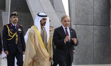 خليفة بن طحنون يستقبل رئيس وزراء باكستان في واحة الكرامة