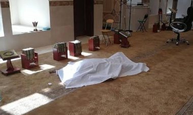 «ممسكا بالمصحف».. وفاة مسن أثناء قراءته للقرآن الكريم بعد صلاة الجمعة داخل مسجد بالتجمع الخامس