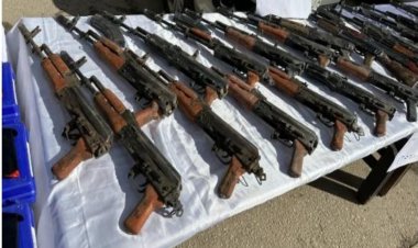 بالصور... العثور على 181 بندقية وطبنجات داخل سيارتين بصحراء المنيا