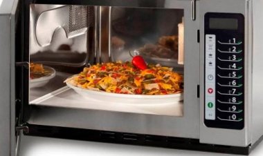 خبيرة تغذية: طهي البيض وتسخين الألبان في الميكروويف خطر