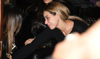 شاهد| انهيار ريم البارودي أثناء تلقيها عزاء والدها