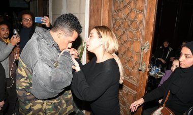 شاهد|  محمد رمضان وزينة وإيمان العاصي يقدمون واجب العزاء في والد ريم البارودي 