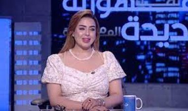 بعد وقفها عن العمل.. من هي المذيعة منى العمدة ؟.. خريجة كلية الصيدلة وأستاذة جامعية سابقة