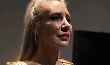 المطربة الأمريكية آمون ستار تخضع لجلسة تصوير مع قلادة توت عنخ آمون