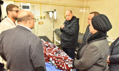 محافظ أسيوط يزور مصابي حادث انقلاب سيارة ربع نقل بالطريق الصحراوي الغربي