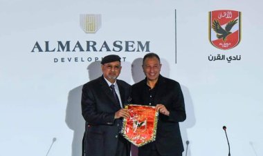 الخطيب يُهدي درع وعلم وقميص الأهلي لـ خالد بن لادن 