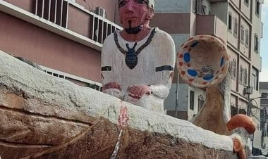 تمثال لـ «ملك فرعوني» داخل مركب يثير سخرية الأهالي في أسيوط