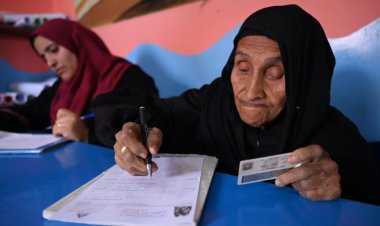 صور| مسنة 87 عامًا تخوض امتحان محو الأمية بالمنوفية ضمن مبادرة «لا أمية مع تكافل»