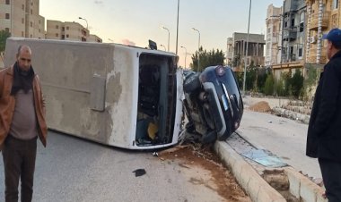 رفع آثار حادث تصادم بين سيارة ملاكى وأتوبيس بأكتوبر