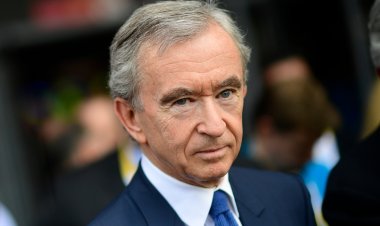 «برنار أرنو».. فرنسي حطم قلب إيلون ماسك وأصبح أغنى رجل بالعالم في 2023